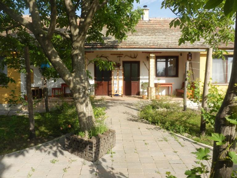 Flóra Vendégház Tass - Chambres d'hôtes Tass