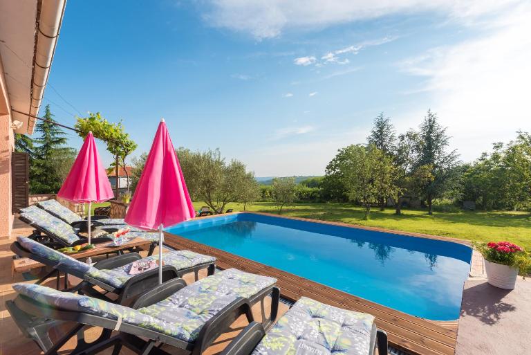 Sunset holiday home with pool and large, mature garden - B&B Albona