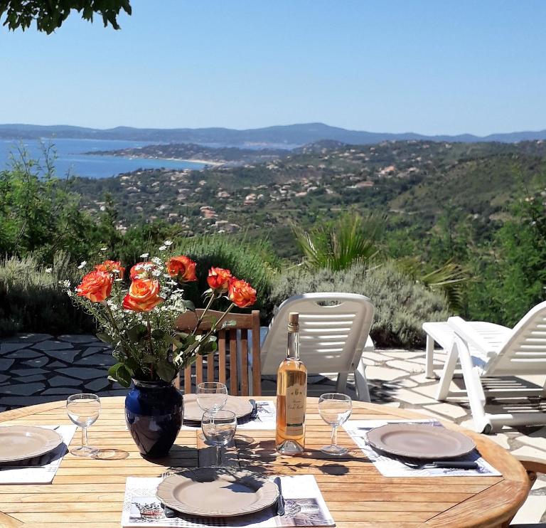 Beautiful gulf of St Tropez Mazet with large terrace, private area (swimming pools, tennis) - Ferienwohnung Roquebrune-sur-Argens