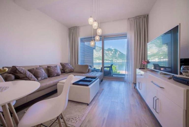 LaNi Lux View with Swimming Pool - Ferienwohnung Kotor