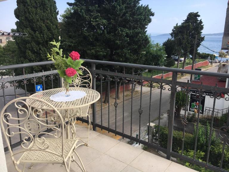 Courtyard seafront house - Bed and Breakfast Kutleše