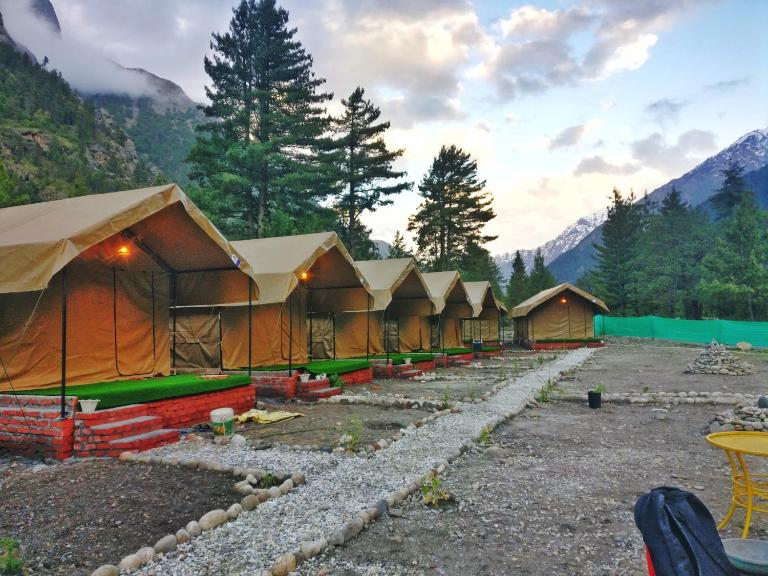 Escape Adventure Camps By Escape Stays, Luxury Swiss Camps by Glacier water Stream, Complimentary Bonfire, Travelers Award winner from Last 4 Years - Ferienwohnung Saturang
