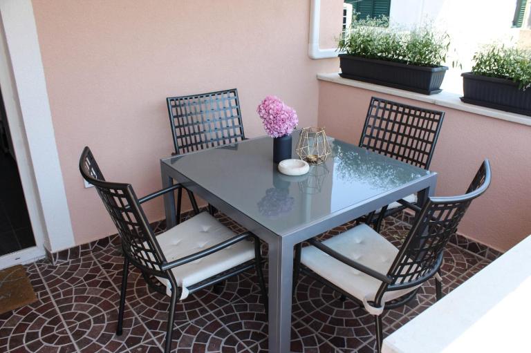 Studio apartment Laura || - B&B Murter