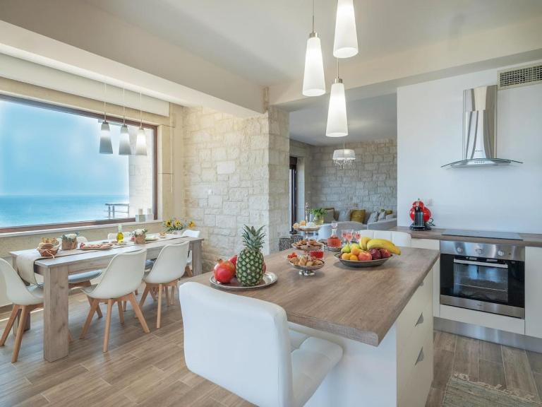 Private Luxury Villa with Whirlpool - Walk to Beach - B&B Keratókambos