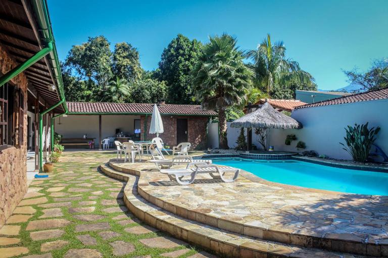 Casa Enorme em condominio, 4 suites, piscina com cascata, cozinha gourmet com churrasueira e fundo com pier no rio para práticas aquaticas - B&B Bertioga