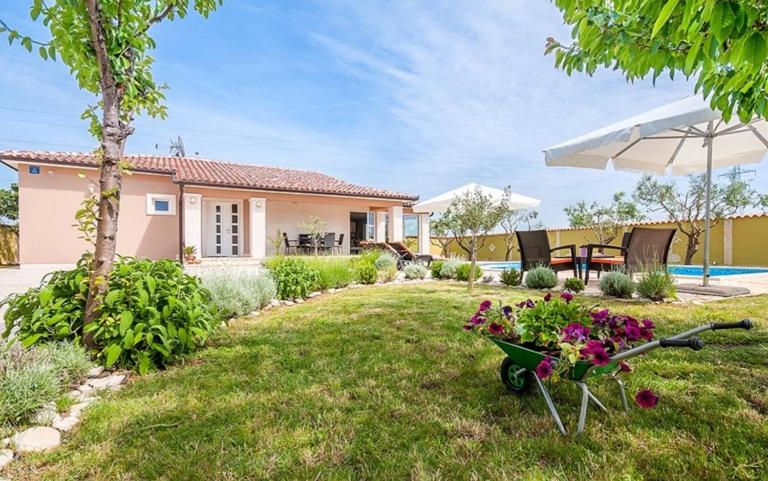 Villa Zafirah Pula - Bed and Breakfast Pula