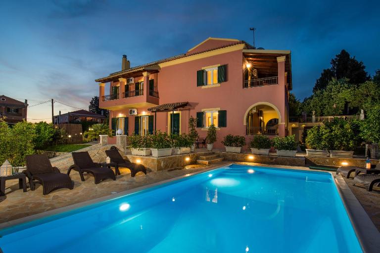 The Four Seasons House City Villa with Pool - B&B Mantoúki