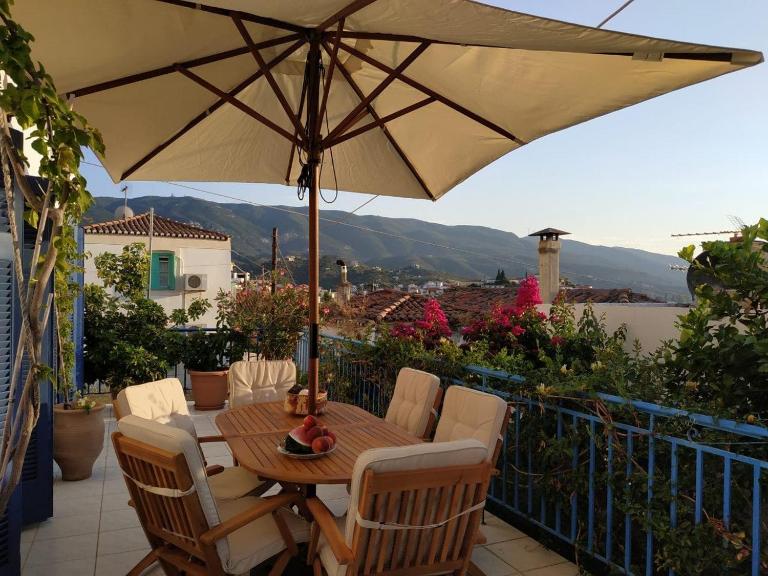 Aquarella-stylish veranda apartment in centre of Poros town - B&B Póros
