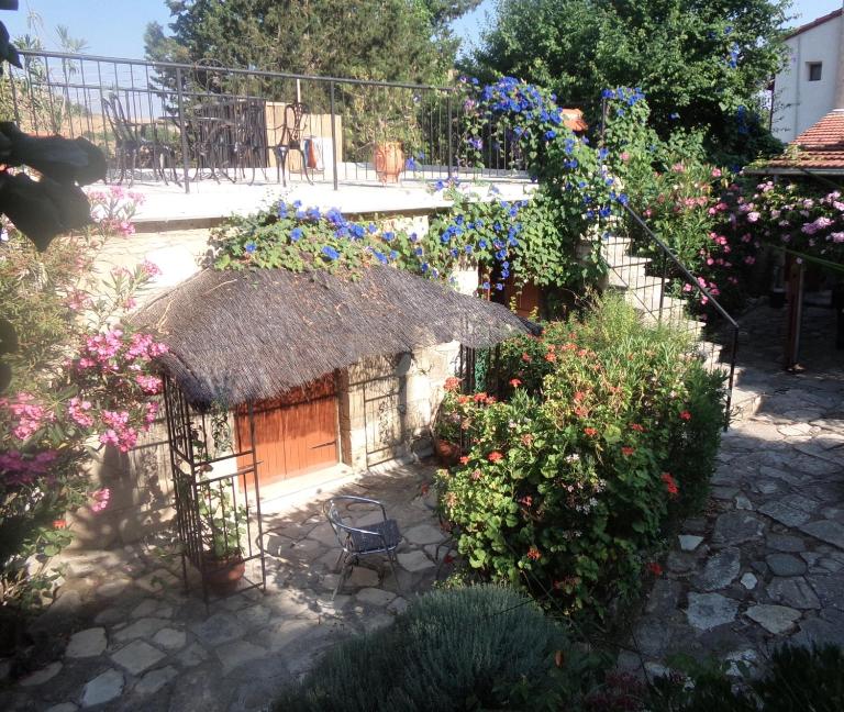 Oleander Stone House - Bed and Breakfast Lemóna