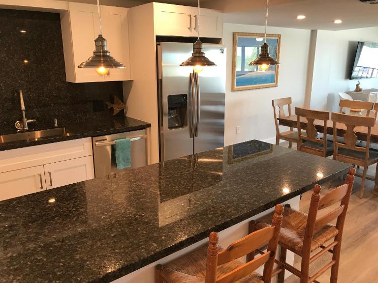 FULL TIME LIC MGR - MODERN OCEANFRONT CONDO! BEAUTIFUL OCEAN VIEWS! BEACH RESORT! 2 KING BEDs! - B&B Key Largo