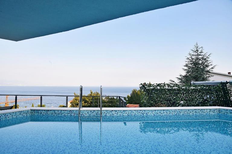 Apartments in Villa Ziza, rooftop swimming pool - B&B Opatija