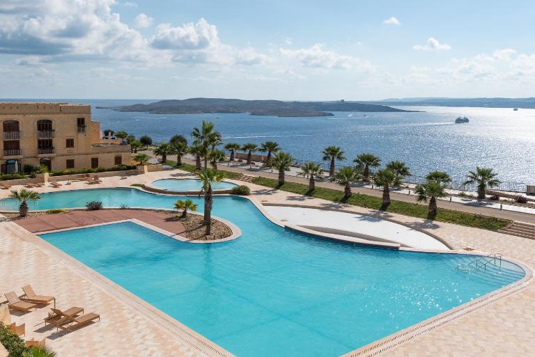 GetawayNpetto Private Duplex Maisonette with Jacuzzi Hot Tub - B&B Mġarr
