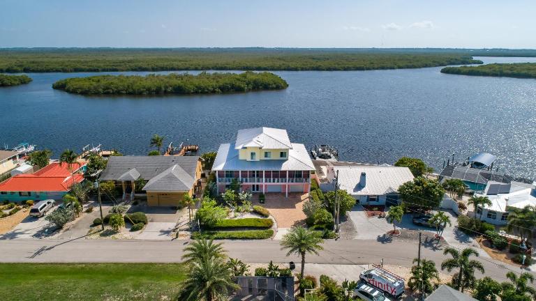 Kokopelli Villa - Matlacha waterfront close to Cap Coral - private home locally managed, fair & honest pricing - B&B Matlacha