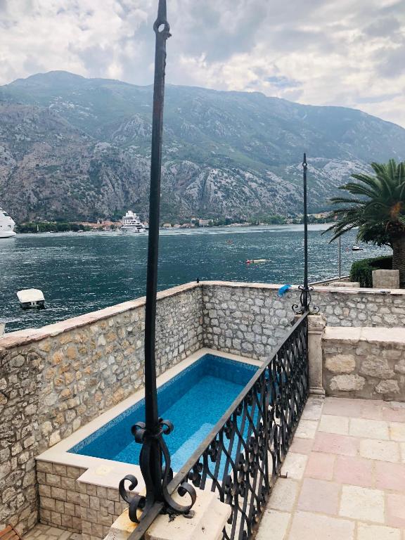 Large Luxury Waterfront Villa 500 square meters with Private Pool and Private Beach for 15 People,PS5,Imac 27",WIFI 7 - B&B Cattaro