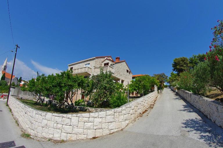 Large and charming apartment near beach with big & sunny terrace - B&B Sumartin