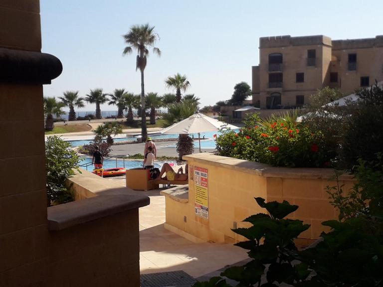 Poolside Luxury Apartment with Patio 11A4S - Ferienwohnung Mġarr