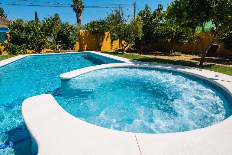 Villa Oasis Los Naranjos con jacuzzi 15 min Sevilla - B&B Almensilla