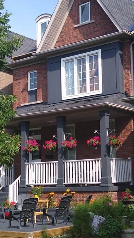 Village at York U - B&B Toronto