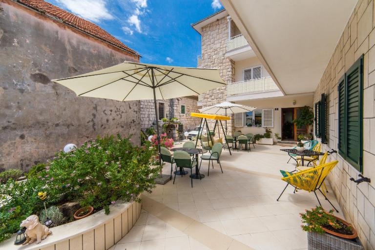 Apartmani Ujdur - B&B Gradac