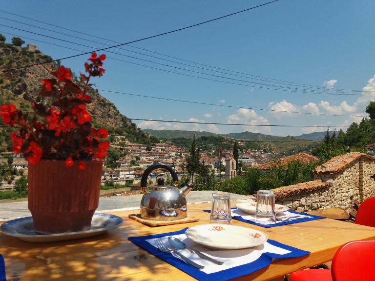 Teo’s Guest House - Bed and Breakfast Berat