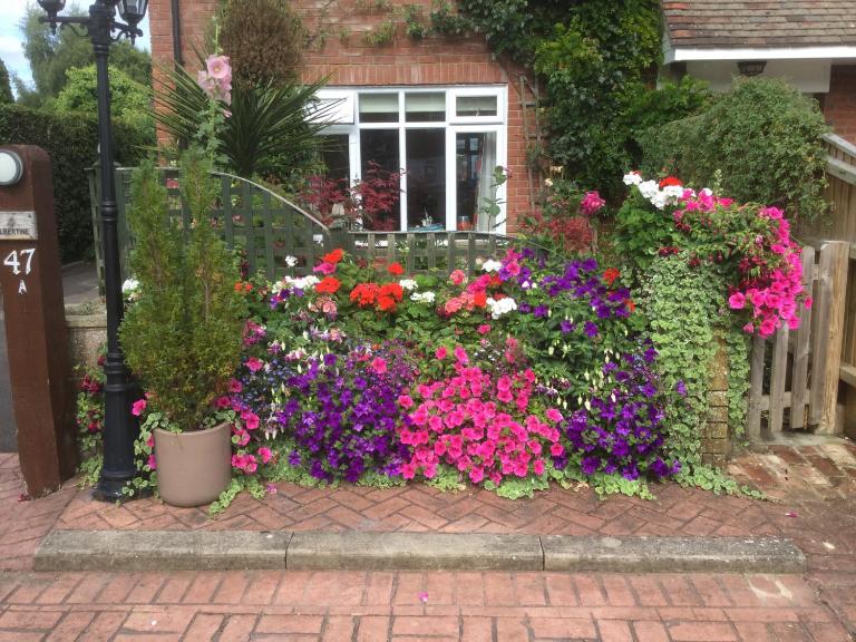 Albertine ,A warm welcome awaits you ,Offering en-suite room only accommodation,Ideal location for Solent Way ,High Street ,Isle of Wight ,New Forest - B&B Lymington
