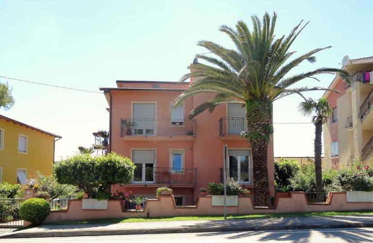PATRIZIA - Vicino al centro, con 3 camere e posto auto - B&B Numana