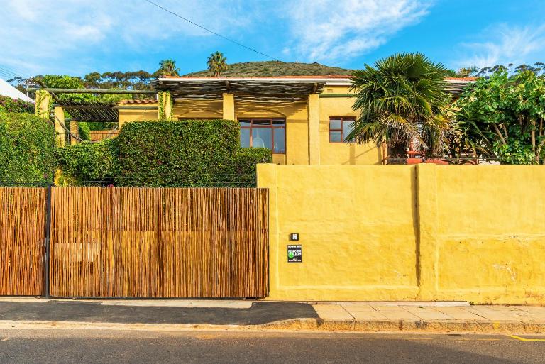 Sun, Sea & a Wood-Fired Hot Tub in a Downtown Mediterranean Villa - Chambres d'hôtes Le Cap
