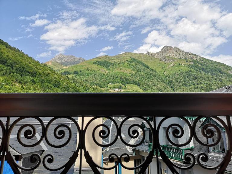 Duplex spacieux avec vue montagne au cœur de Cauterets, 6 à 8 pers, 3 chambres, 2 SDB - Chambres d'hôtes Cauterets
