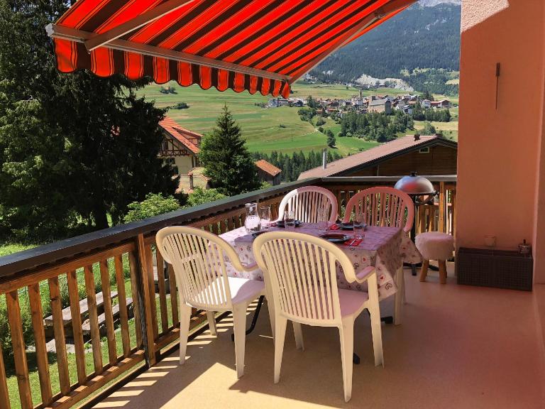 Abitaziun Silvia Sur Baselgia - Ferienwohnung Cunter