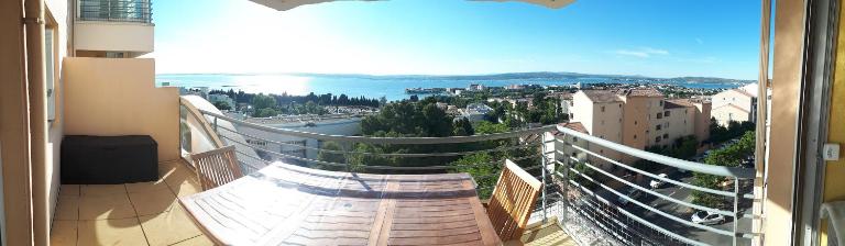 T2 terrasse vue panoramique, piscine, parking, wifi, 2 tv connectées, netflix, clim, ascenseur, barbecue - B&B Sète