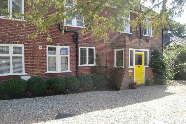 Hatsue Guest House - B&B Camberley