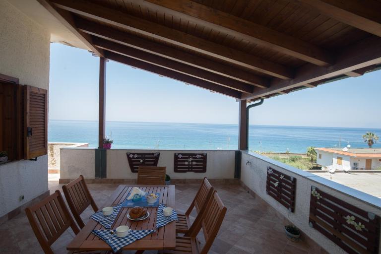 BLUE HOUSE by Perry-Holiday - Ferienwohnung Gioiosa Marea
