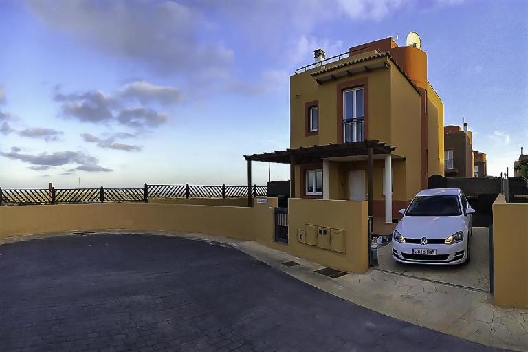 Villadunas - with Luxury Hot Tub and Tiki Roof Top Bar - Ferienwohnung Corralejo