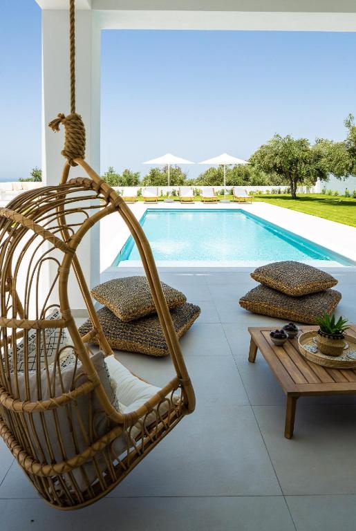 Vilana White Elegant Villa - B&B Roúpes