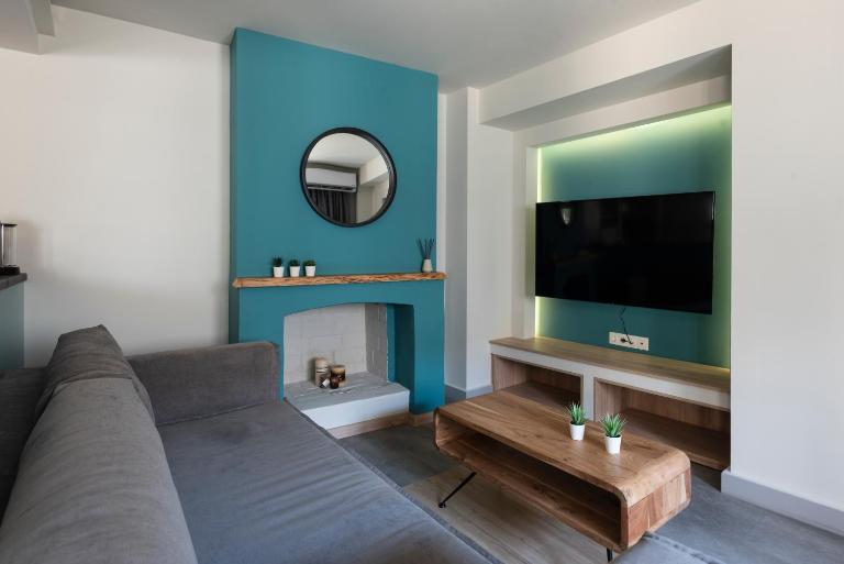 Kalamata Center Ground Floor 2BR Apt with Small Yard & 1Gbps Fiber - B&B Kalamata