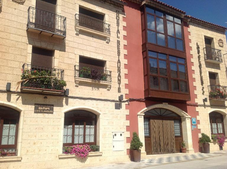 Hostal Los Claveles - B&B Priego