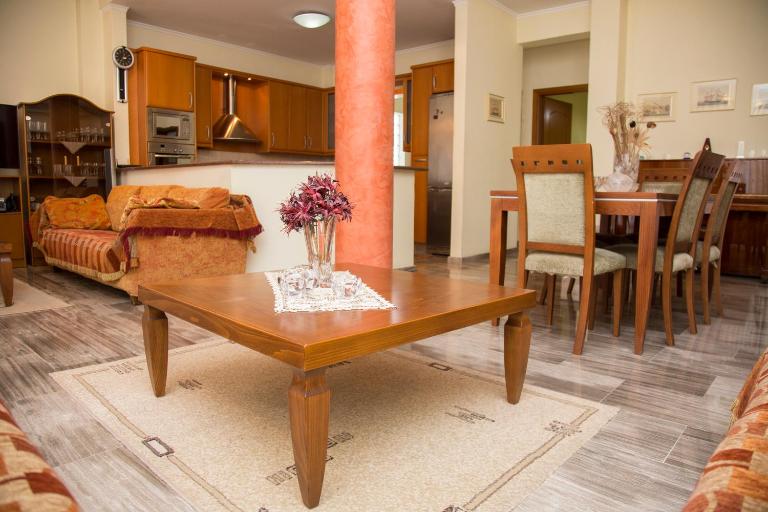 Veta's spacious central apartment - B&B Sérres