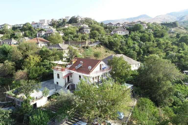Guest House Argjiro Castle - Bed and Breakfast Gjirokastër