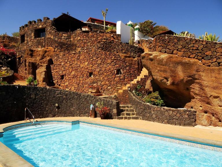 Castillo Lanzarote Villa Winni - Luxury Villa - Pet friendly with heated Pool - B&B La Asomada