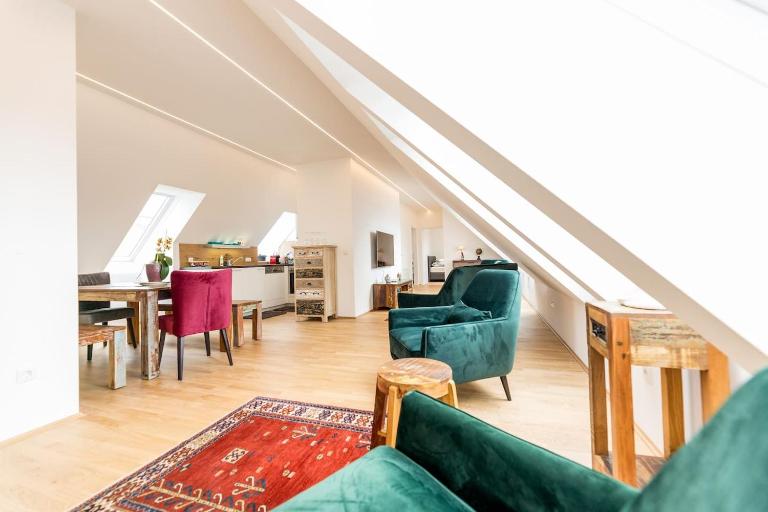 Große Dachgeschosswohnung im Herzen von Graz - Chambres d'hôtes Graz