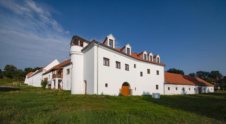 Residence Tvrz Skočice - Ferienwohnung Skočice