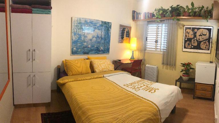 Comfortable quiet room with a private bathroom in shared apartment - Chambres d'hôtes Tel-Aviv