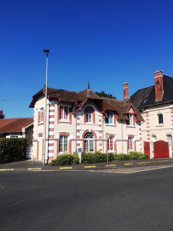 kerwatt - Grande et belle maison de ville avec jardin, proche centre et mer - Chambres d'hôtes Cabourg