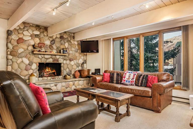 Chateau Dumont Unit 10, Centrally Located Condo, 1 Block from the Gondola - Bed and Breakfast Aspen