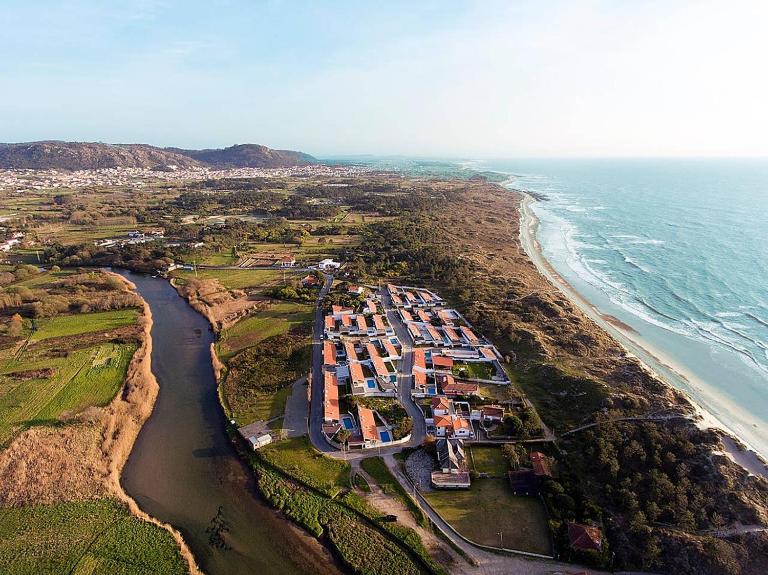 4 bedroom Luxury Villa - riverside & beachside - B&B Esposende