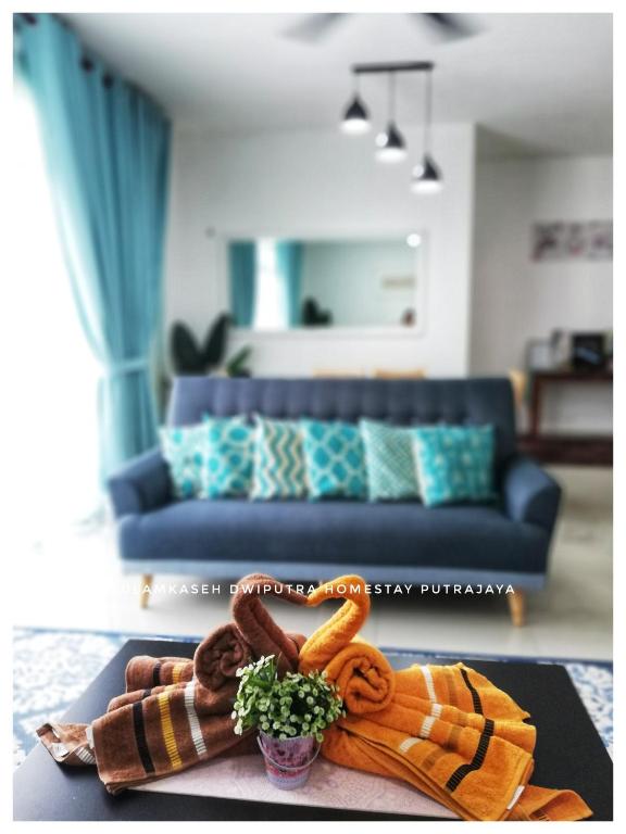 SulamKaseh Dwiputra Homestay Putrajaya With 4 Units AC, 3 Baths, WiFi & Pool View - Chambres d'hôtes Putrajaya