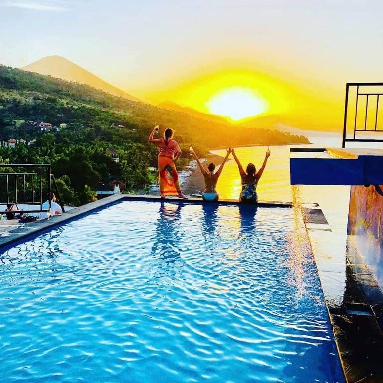 Waenis Sunset View Hotel and Restaurant, Amed, Bali - Chambres d'hôtes Amed