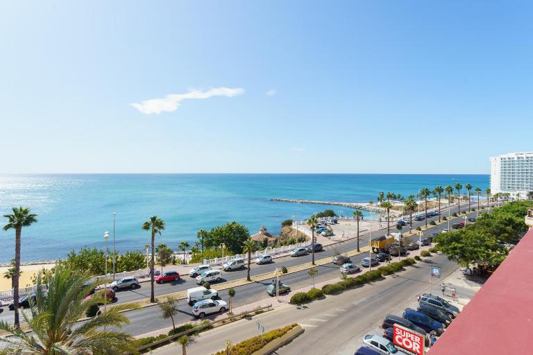Spacious Beachfront Flat with Sea Views and Private Indoor Parking - B&B Benalmádena