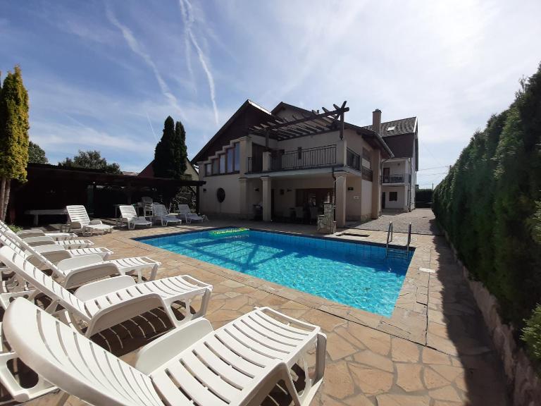 Família Apartmanház - Bed and Breakfast Keszthely