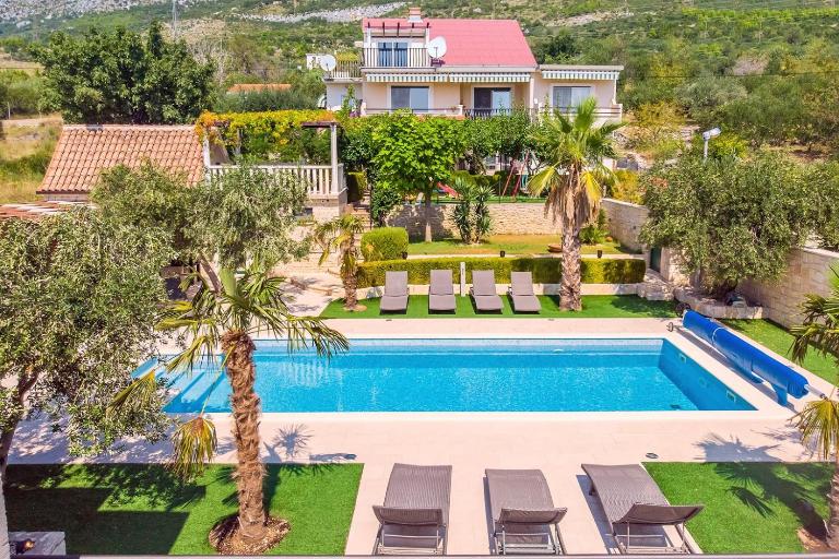 Villa Paula with 7 bedrooms, heated 36sqm private pool, Jacuzzi, Gym and sea views - Bed and Breakfast Kutleše